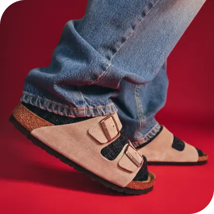 Sandali Birkenstock indossati con pantaloni in denim