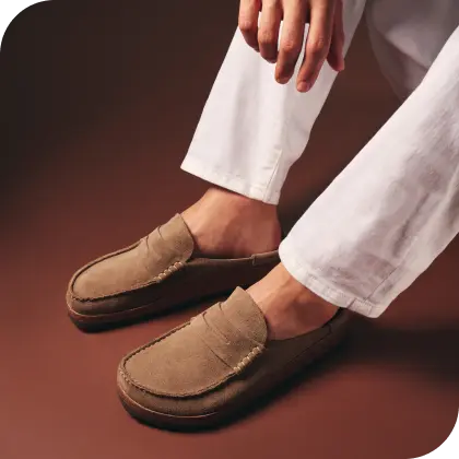 Sandali Birkenstock da uomo con pantaloni bianchi