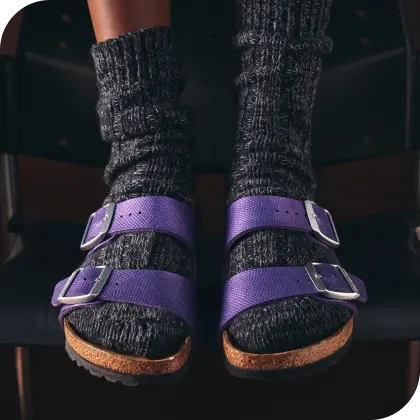 Sandali Birkenstock viola con calzini