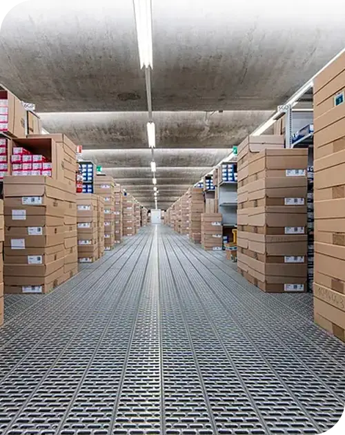 Magazzino e sede operativa NaturalLook a Bolzano con scaffali e prodotti