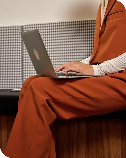 Professionista al lavoro con laptop per servizi digitali